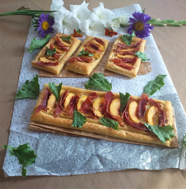 Tarta cu piersici si jambon