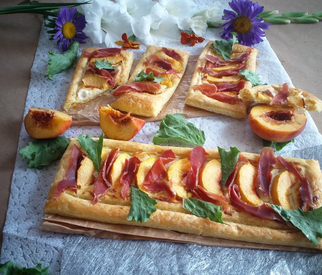 Tarta cu piersici si jambon