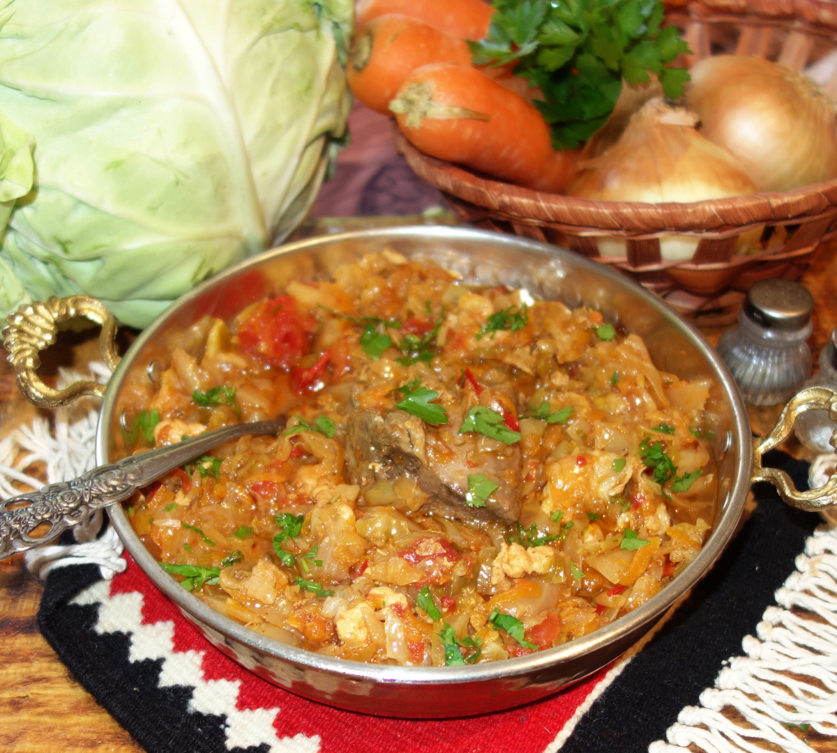 Varza de toamna cu piept de rata si ardei copti la slow cooker Crock Pot