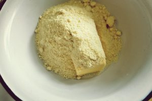 Crumble cu prune si afine la slow cooker Crock Pot