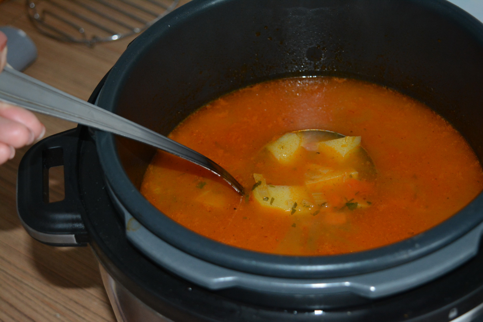 Ciorba de cartofi gatita la Multicookerul Crock-Pot Express cu gatire sub presiune