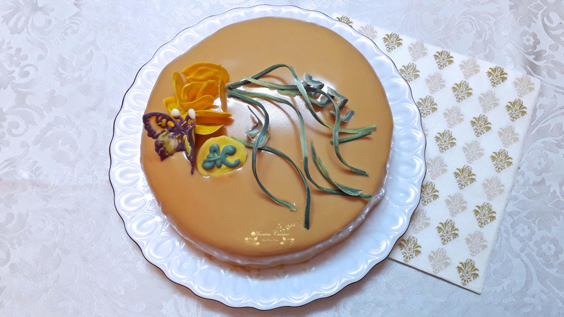 Tort cu glazura oglinda de caramel