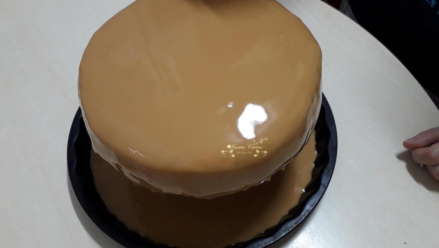 Tort cu glazura oglinda de caramel