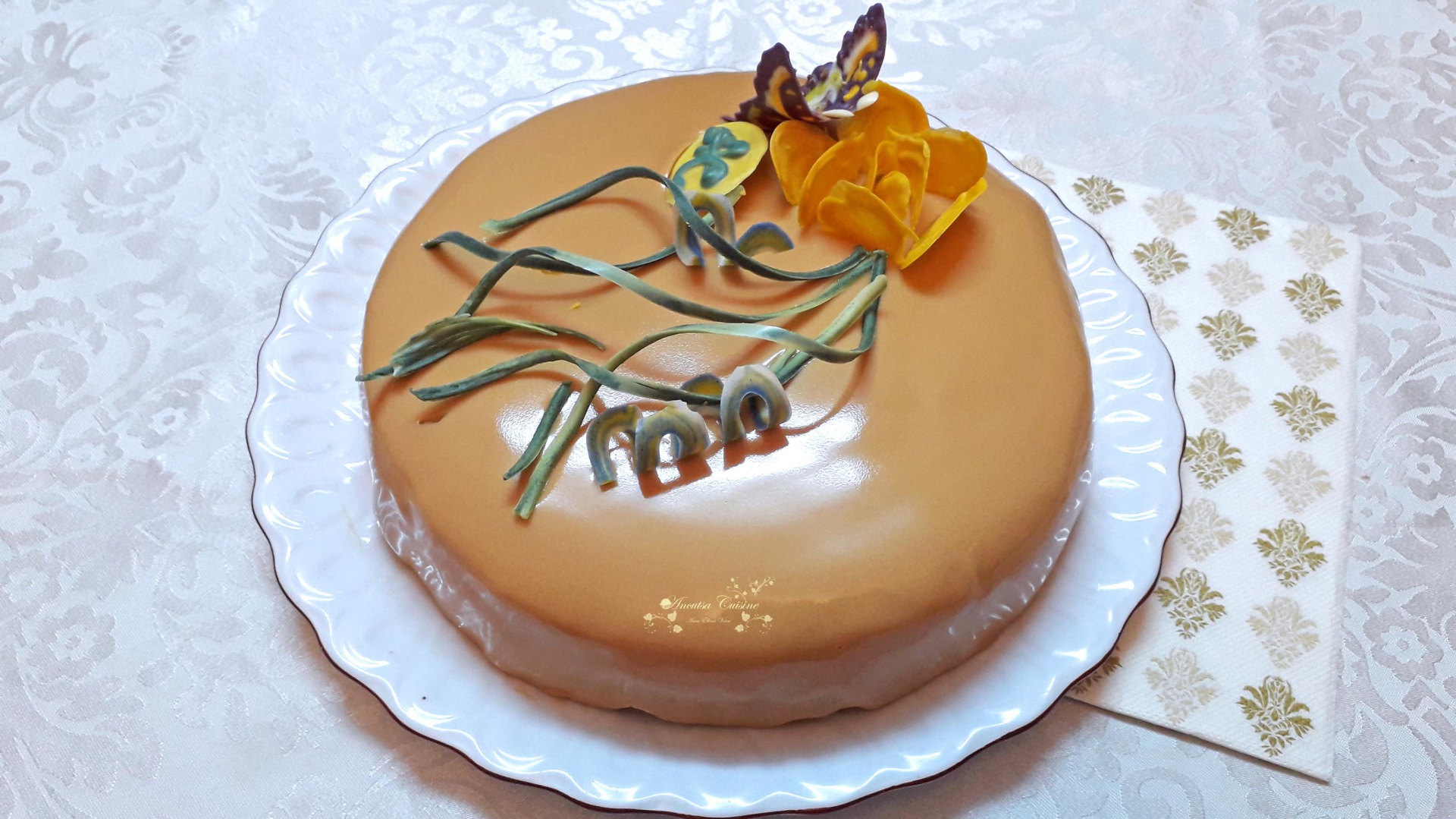 Tort cu glazura oglinda de caramel