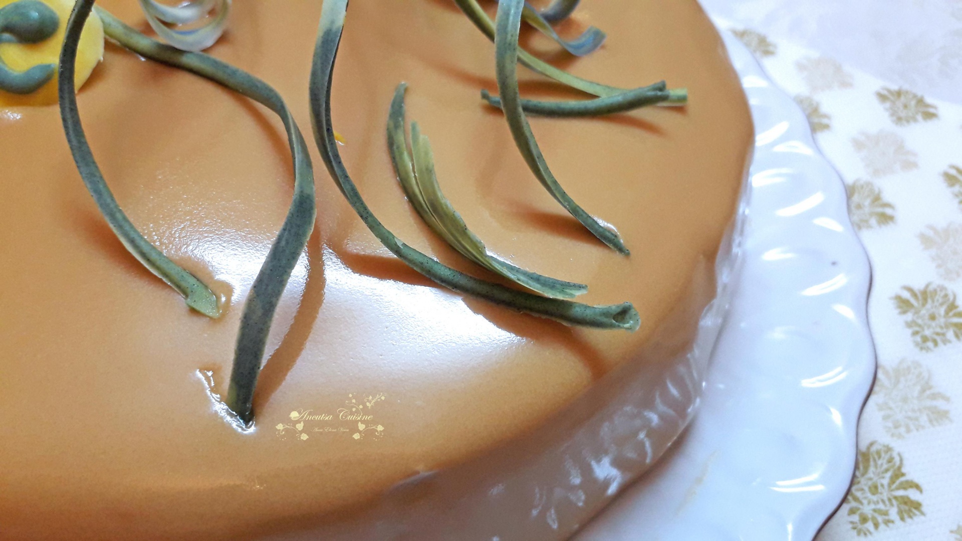 Tort cu glazura oglinda de caramel