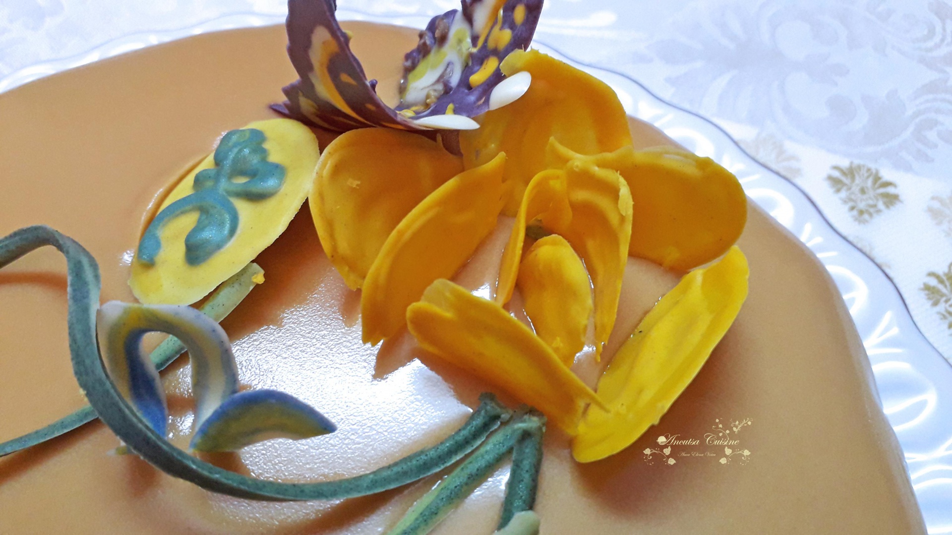 Tort cu glazura oglinda de caramel