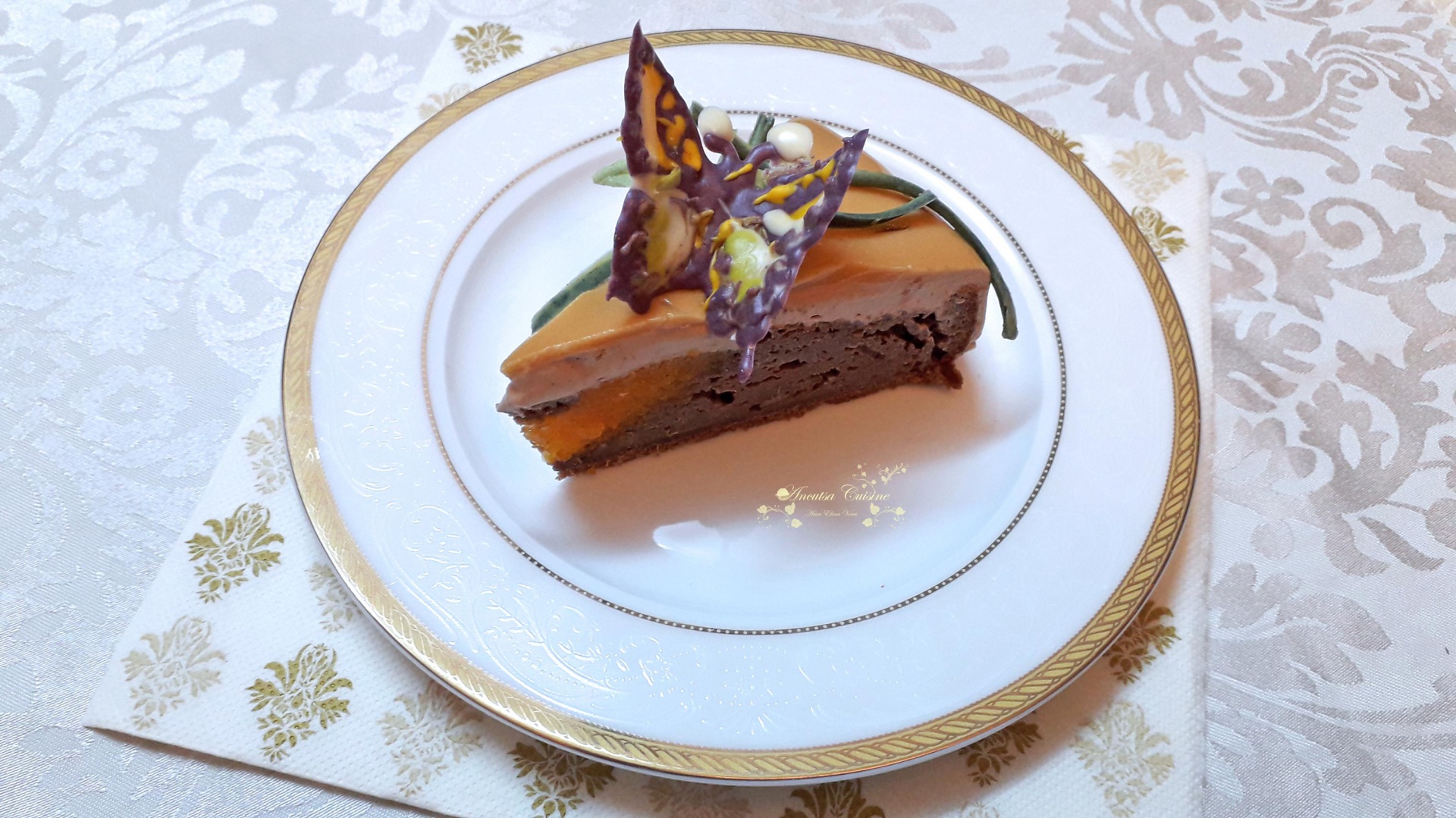 Tort cu glazura oglinda de caramel