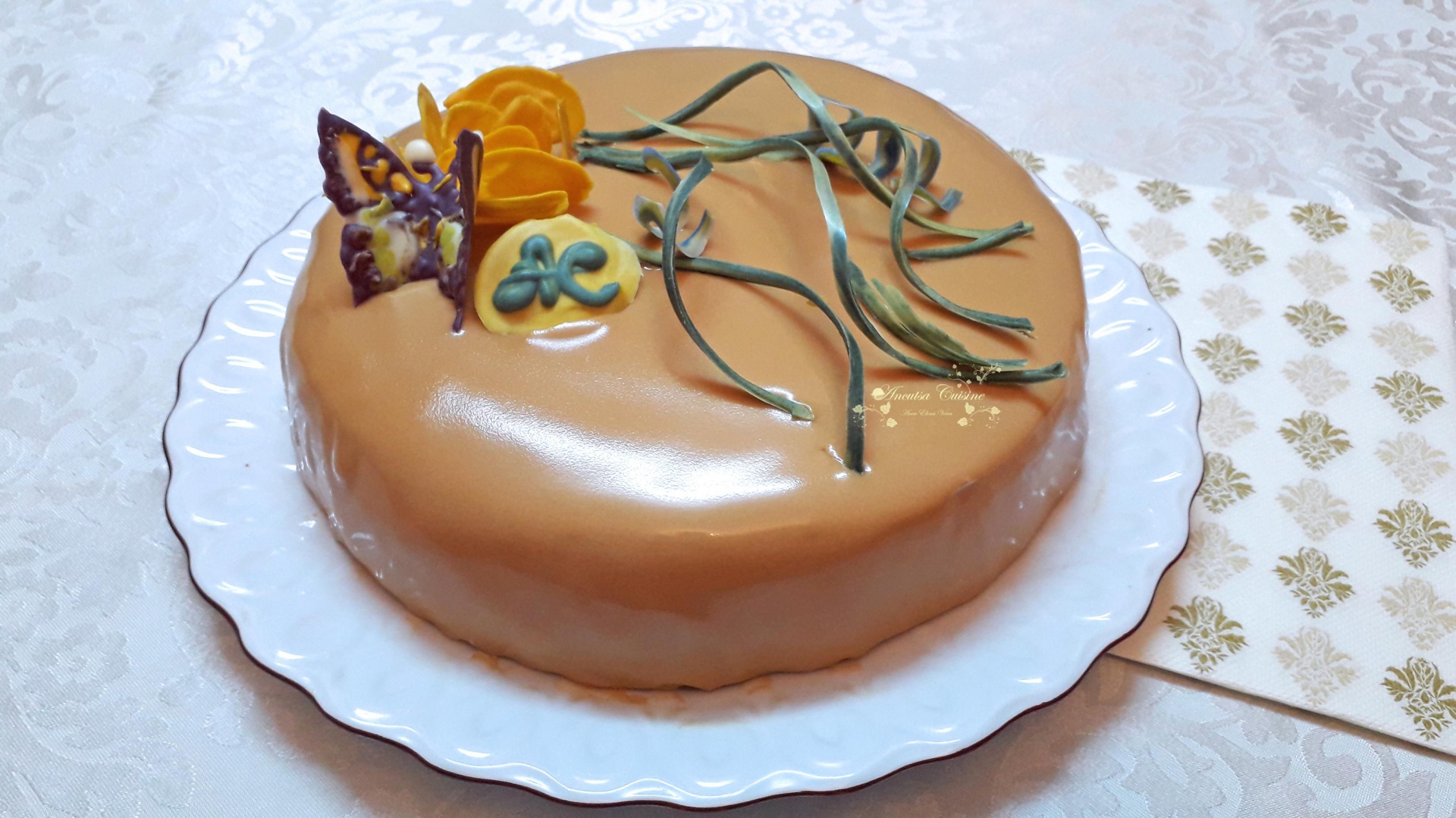 Tort cu glazura oglinda de caramel