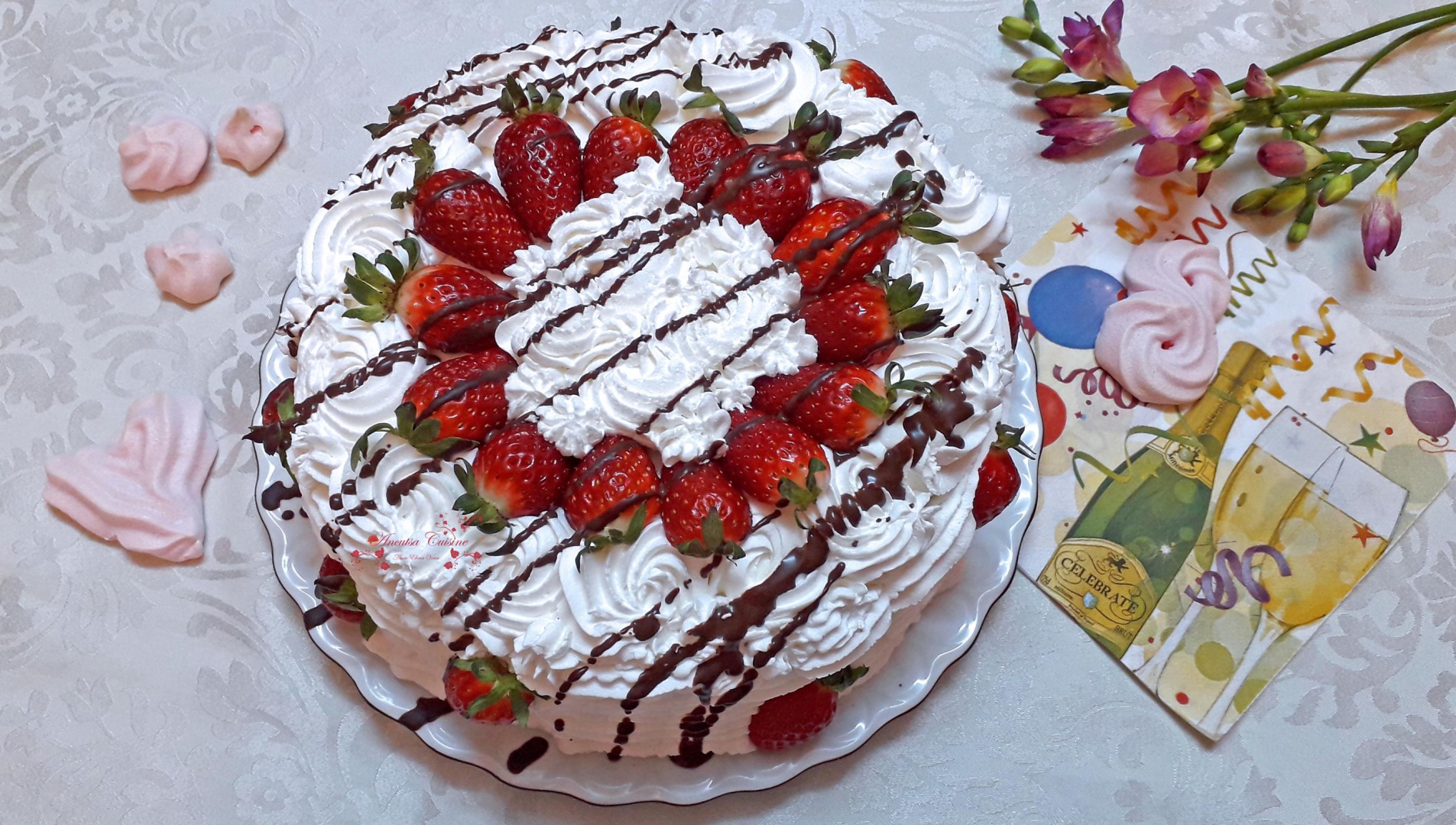 Tort 8 Martie, cu nuca, stracciatella, frisca si capsuni