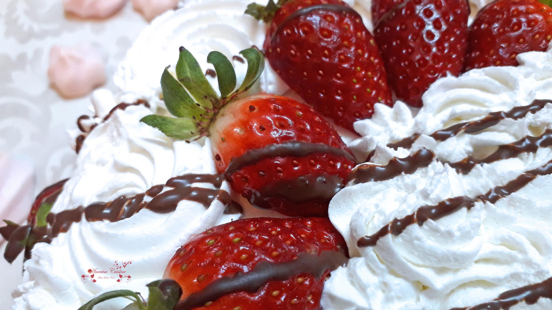 Tort 8 Martie, cu nuca, stracciatella, frisca si capsuni