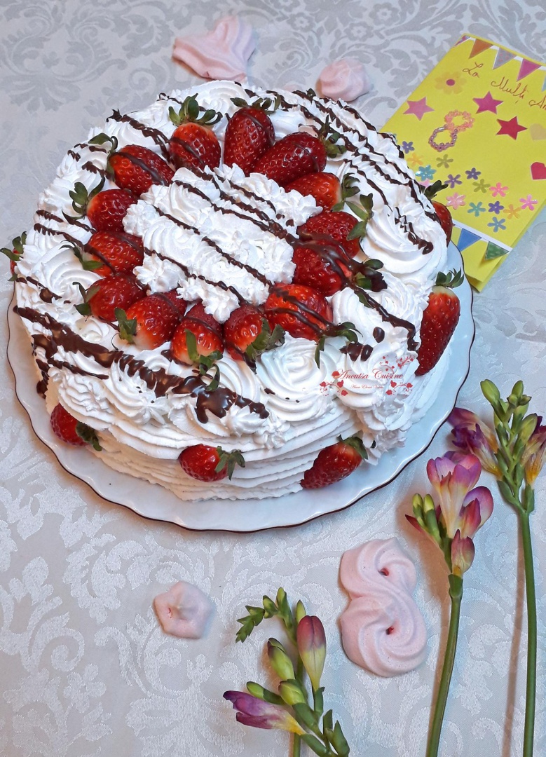 Tort 8 Martie, cu nuca, stracciatella, frisca si capsuni