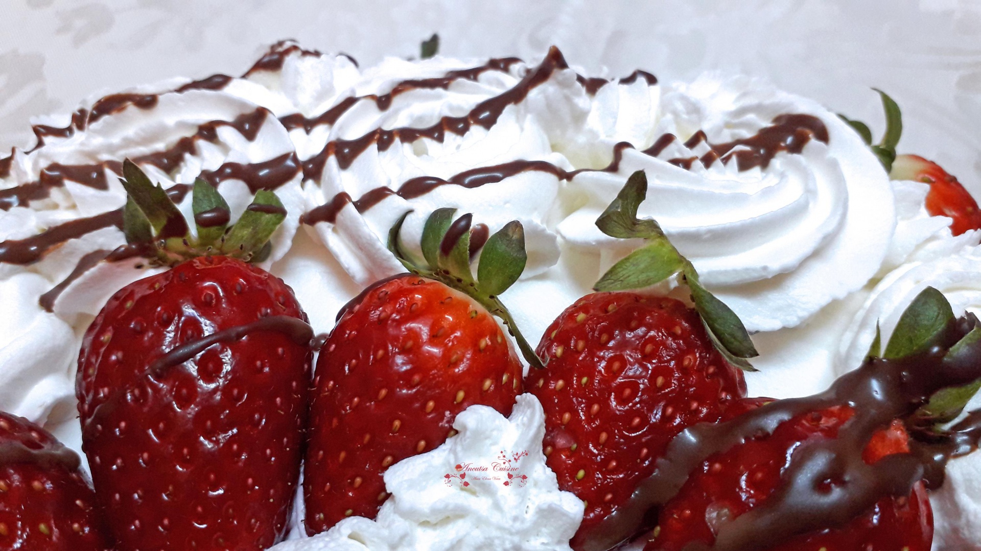 Tort 8 Martie, cu nuca, stracciatella, frisca si capsuni