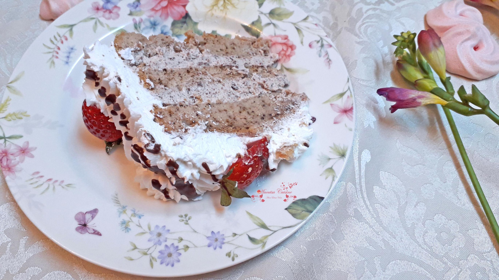 Tort 8 Martie, cu nuca, stracciatella, frisca si capsuni