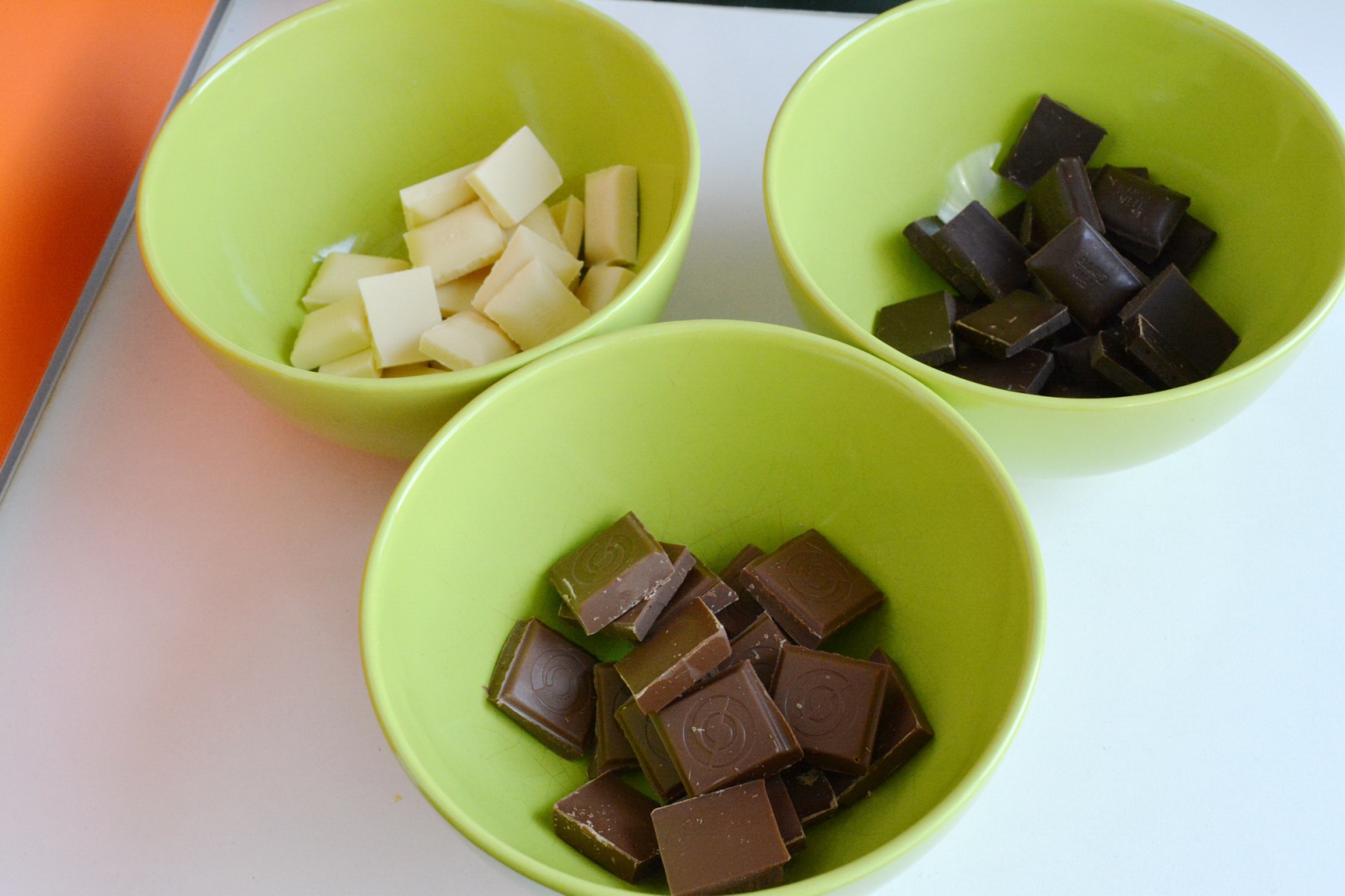 Tort trei ciocolate cu aroma de menta