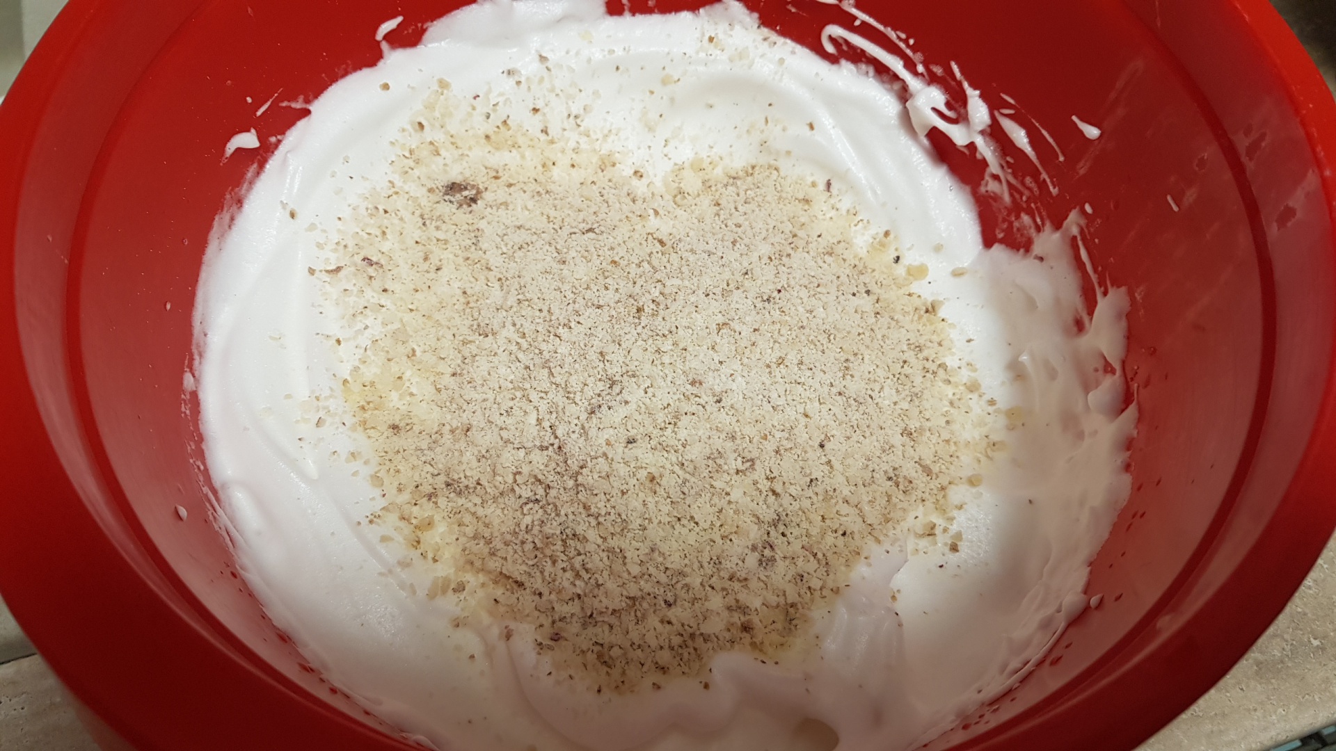 Prajitura Fantezie cu foi de bezea si crema de vanilie cu unt