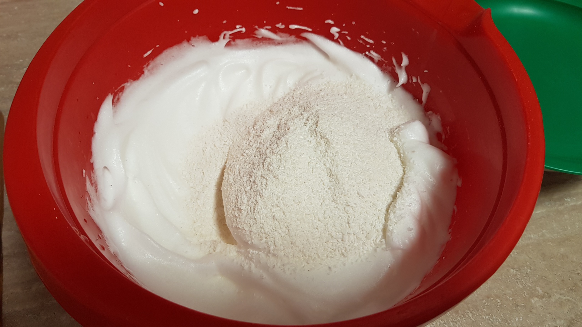 Prajitura Fantezie cu foi de bezea si crema de vanilie cu unt