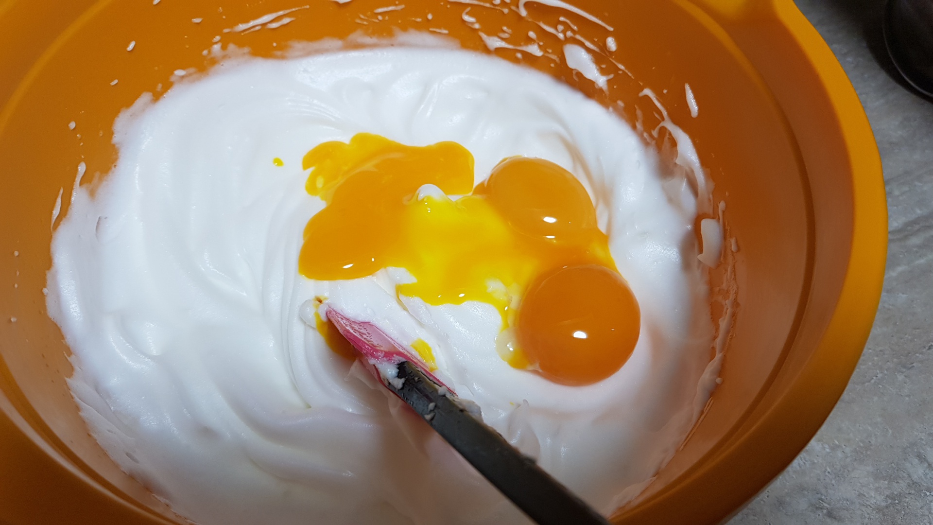 Prajitura Fantezie cu foi de bezea si crema de vanilie cu unt