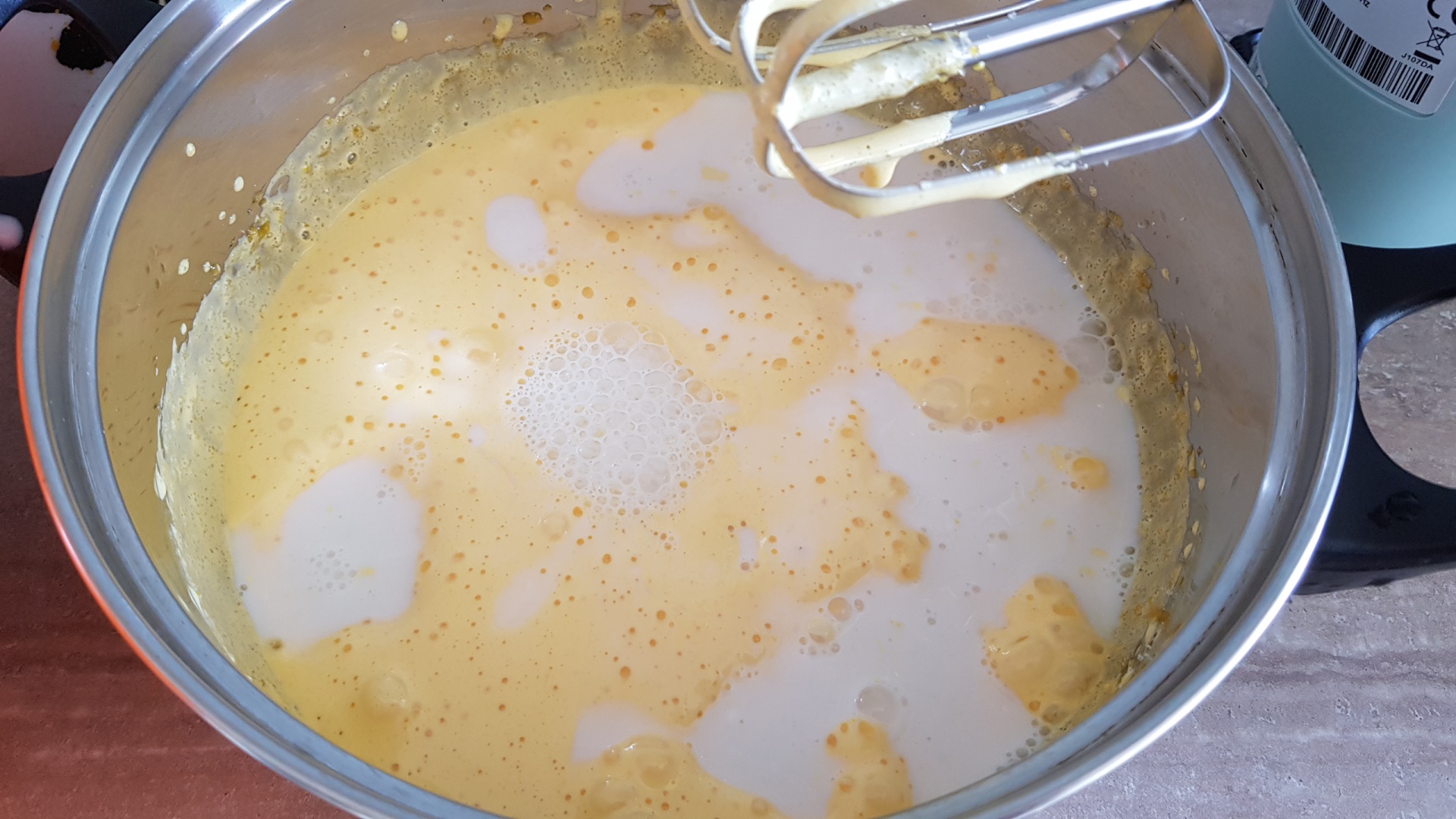 Prajitura Fantezie cu foi de bezea si crema de vanilie cu unt