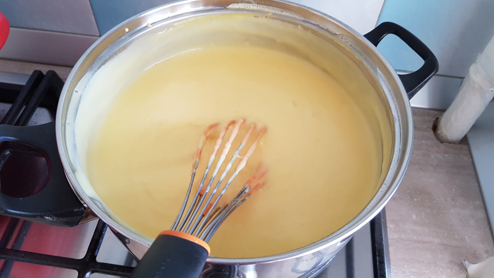 Prajitura Fantezie cu foi de bezea si crema de vanilie cu unt