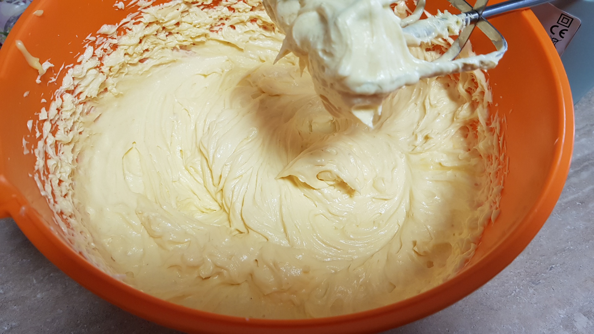 Prajitura Fantezie cu foi de bezea si crema de vanilie cu unt