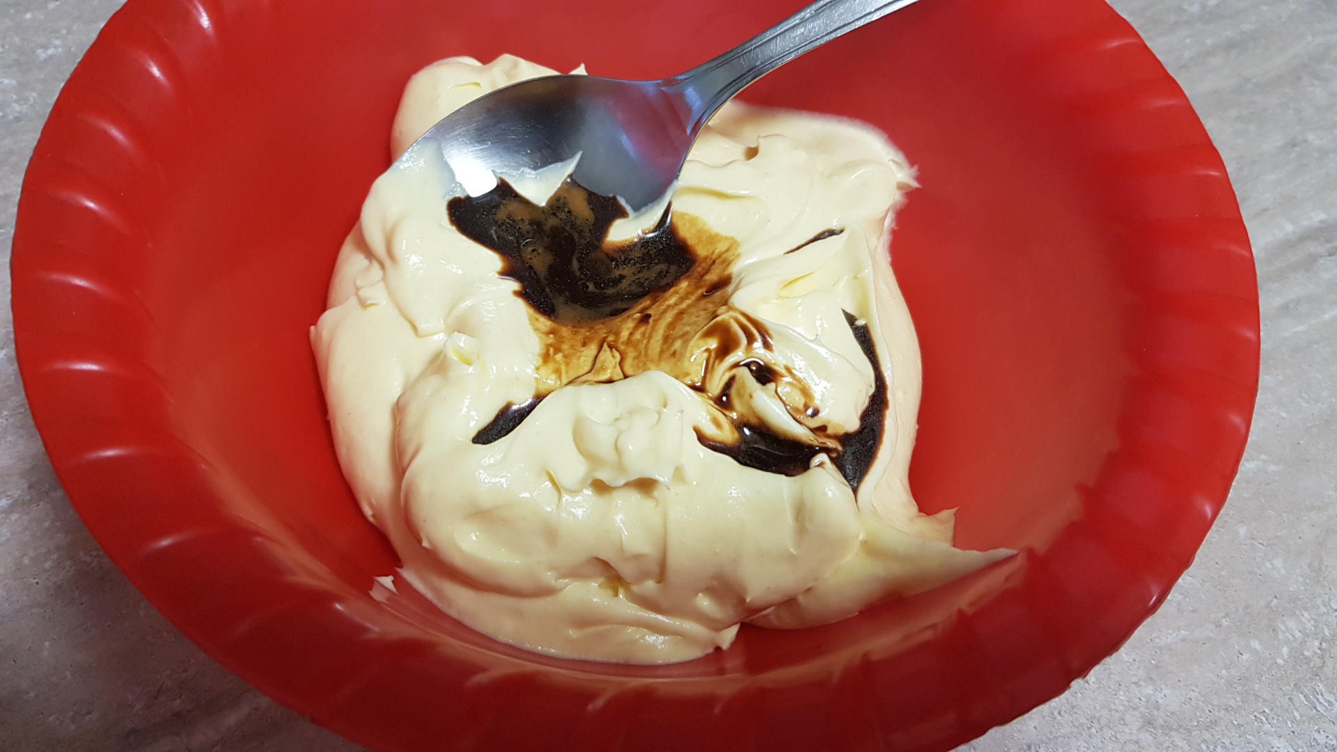 Prajitura Fantezie cu foi de bezea si crema de vanilie cu unt