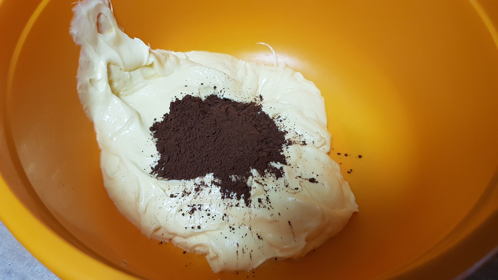 Prajitura Fantezie cu foi de bezea si crema de vanilie cu unt