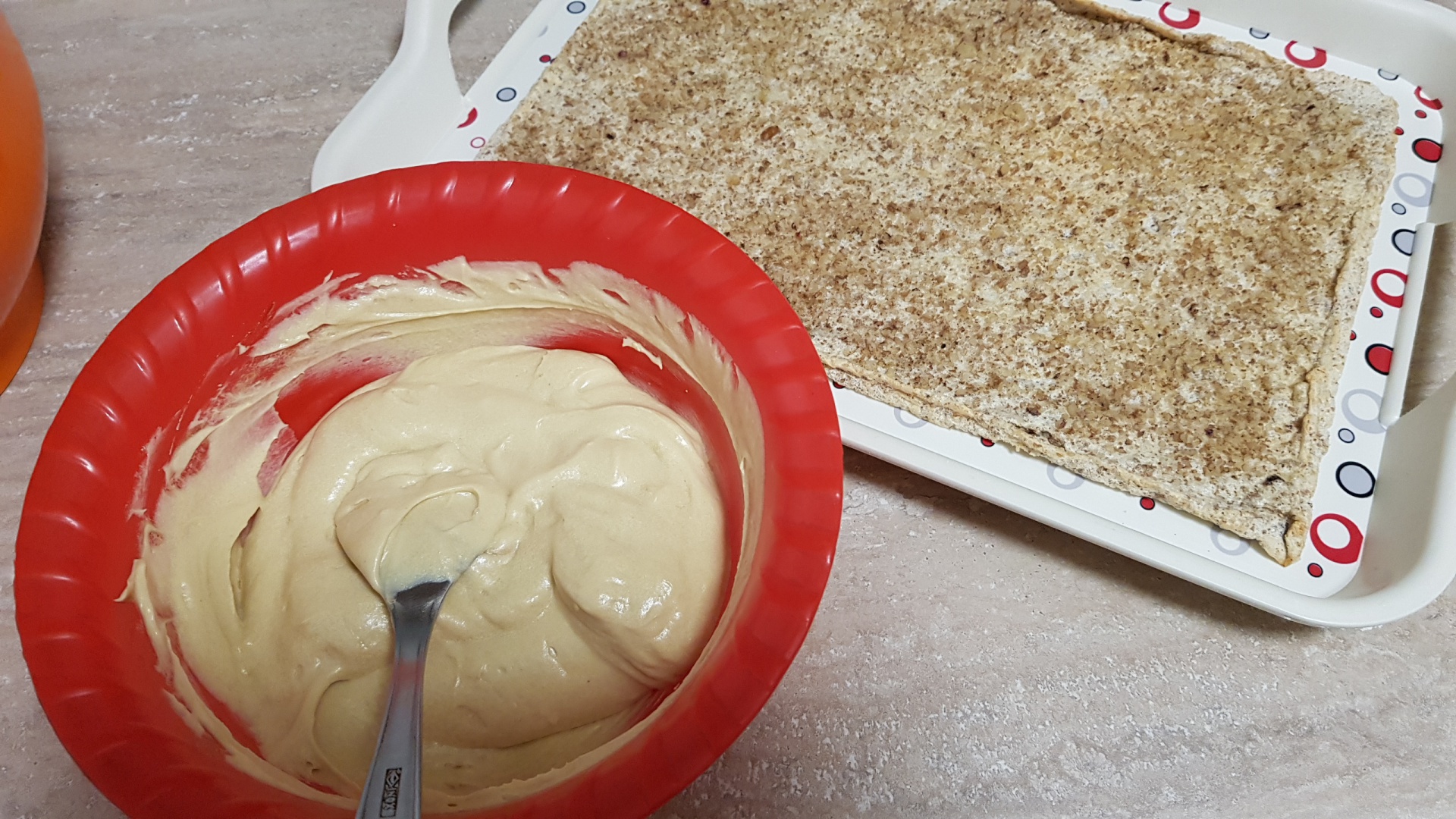 Prajitura Fantezie cu foi de bezea si crema de vanilie cu unt