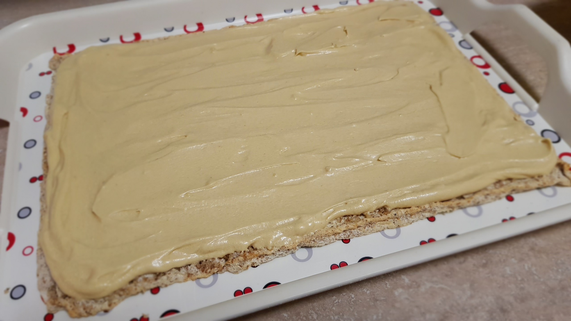 Prajitura Fantezie cu foi de bezea si crema de vanilie cu unt