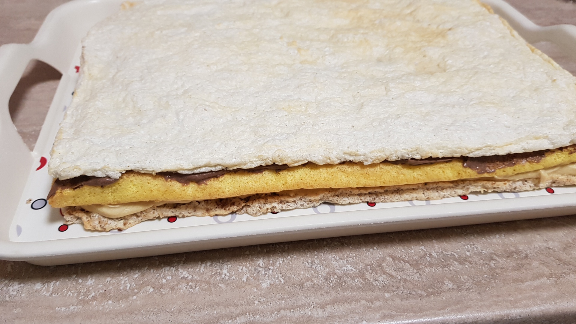 Prajitura Fantezie cu foi de bezea si crema de vanilie cu unt