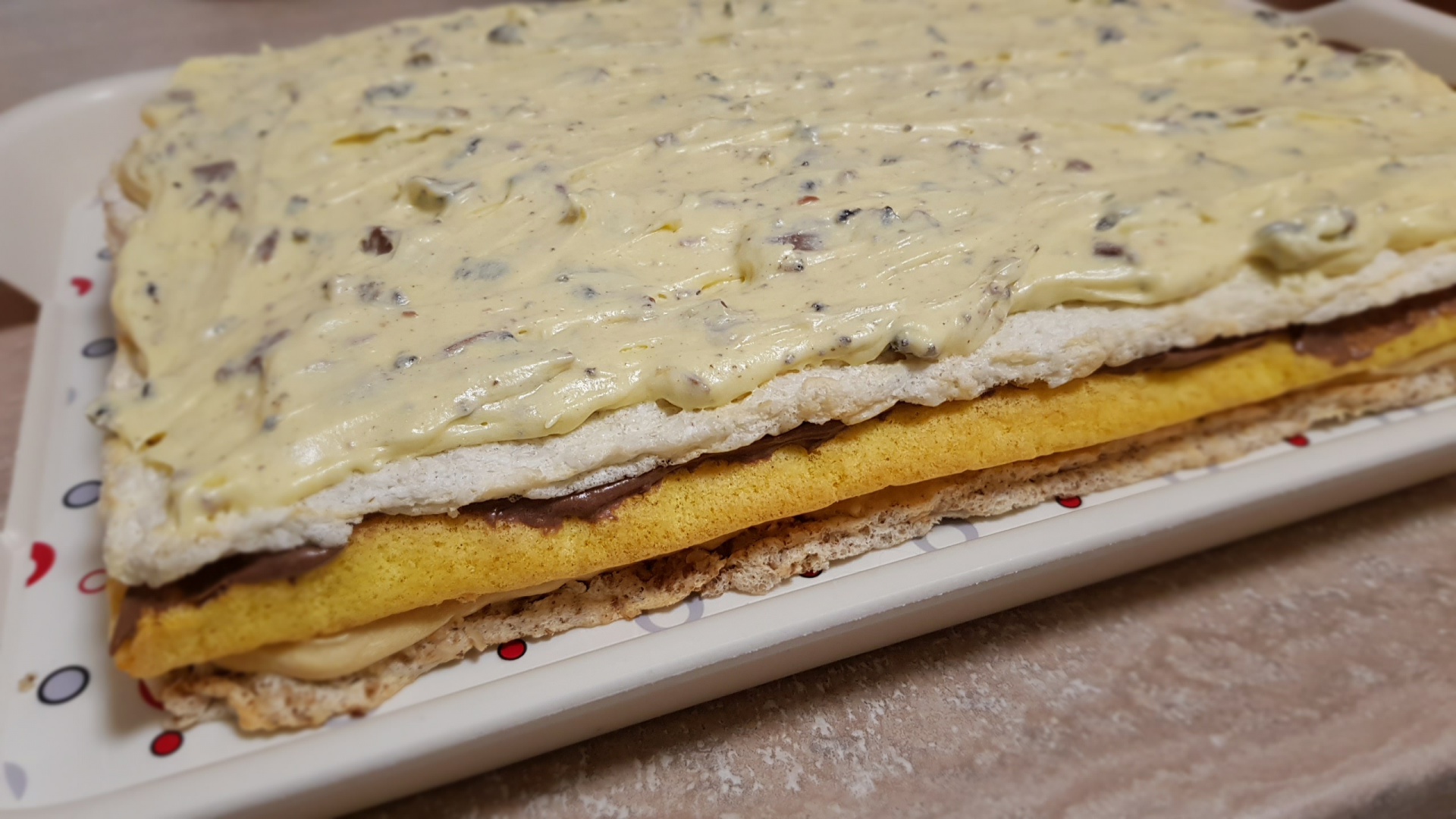 Prajitura Fantezie cu foi de bezea si crema de vanilie cu unt