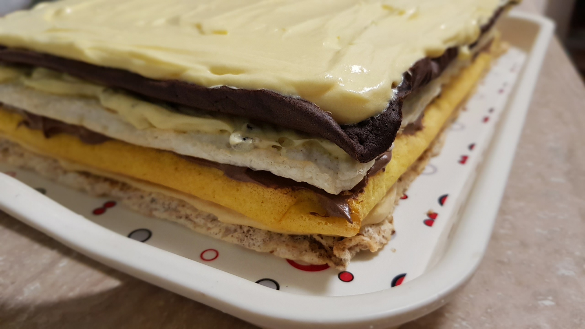 Prajitura Fantezie cu foi de bezea si crema de vanilie cu unt