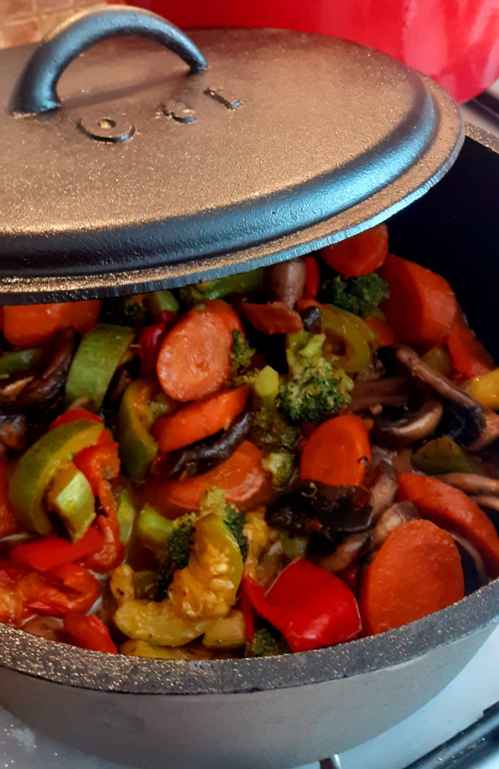 Legume cu sos de soia si ulei de susan in tuci de fonta