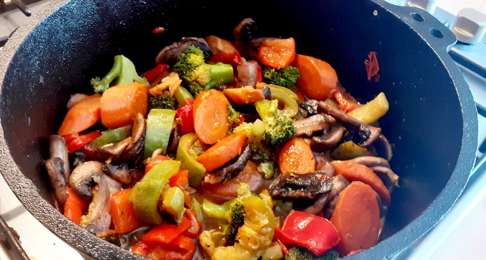 Legume cu sos de soia si ulei de susan in tuci de fonta