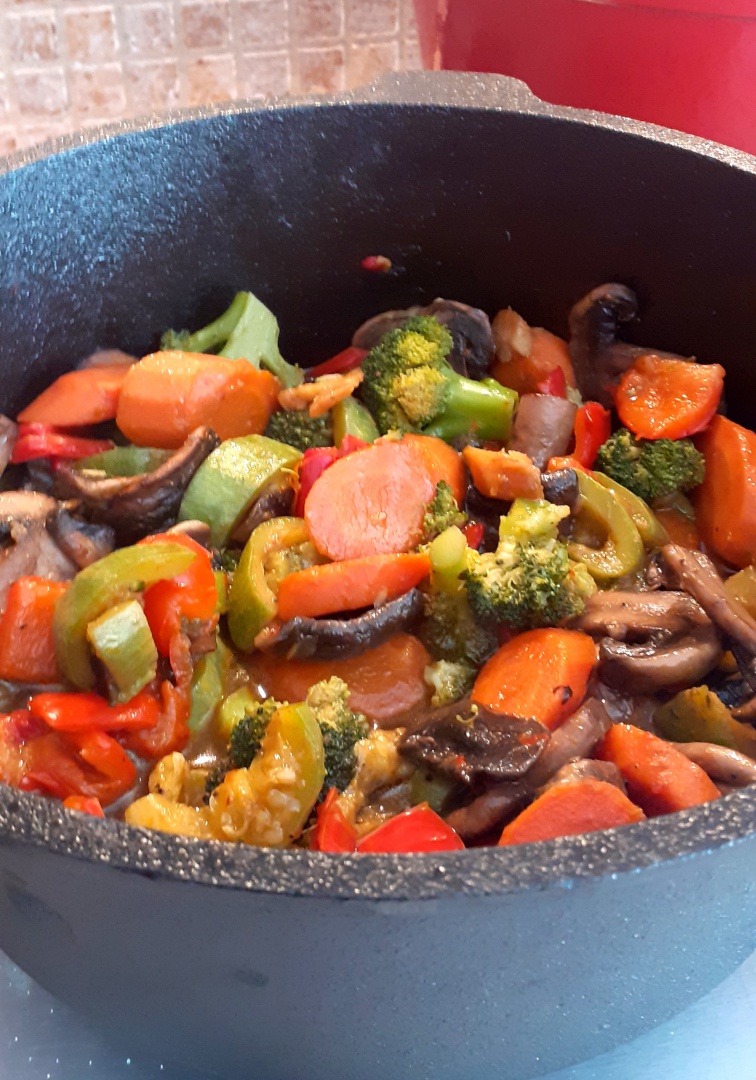 Legume cu sos de soia si ulei de susan in tuci de fonta