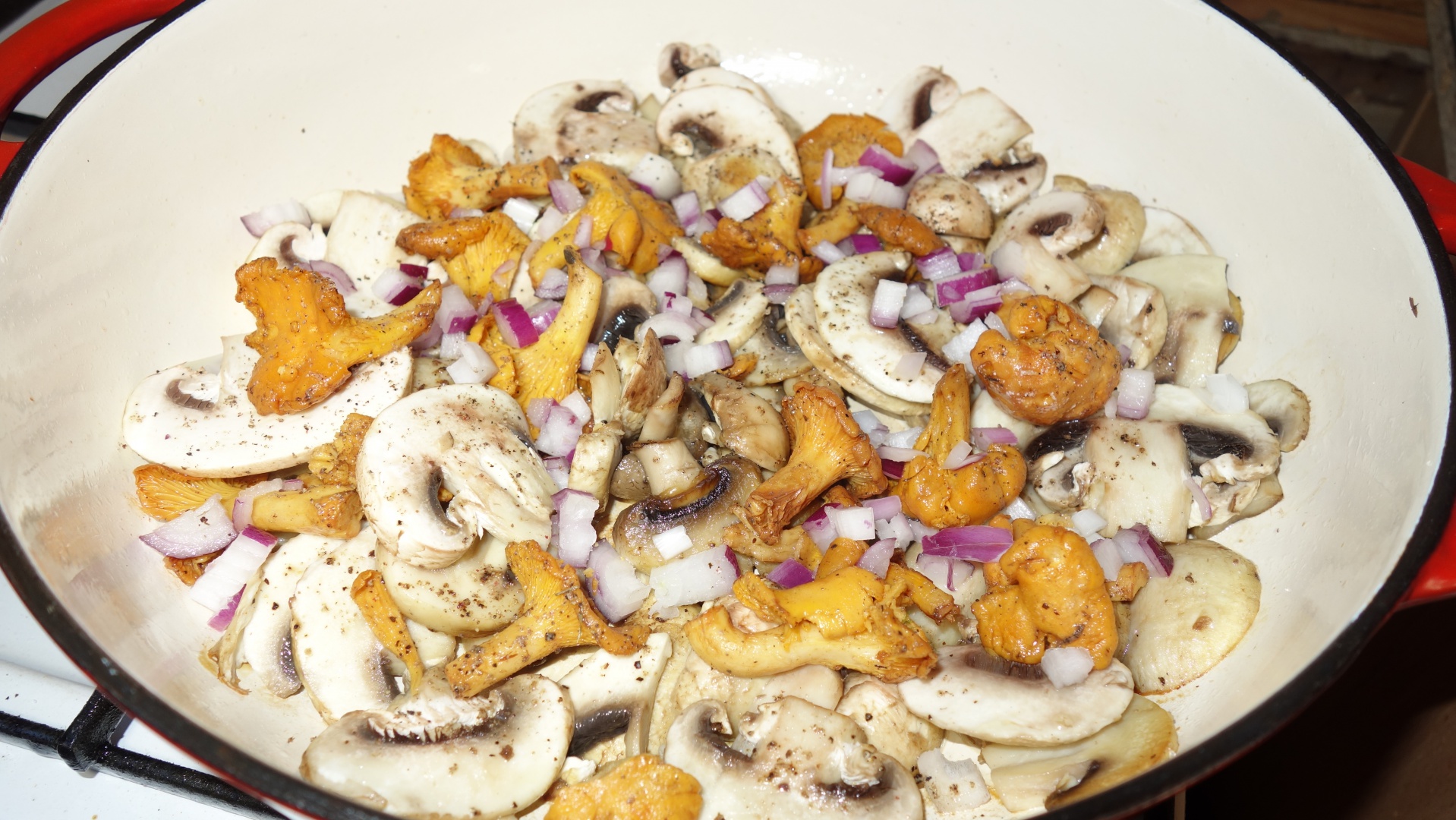 Sote de galbiori si ciuperci champignon pe pat de orez