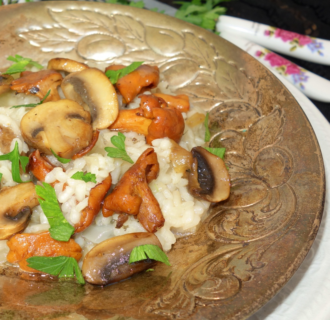 Sote de galbiori si ciuperci champignon pe pat de orez