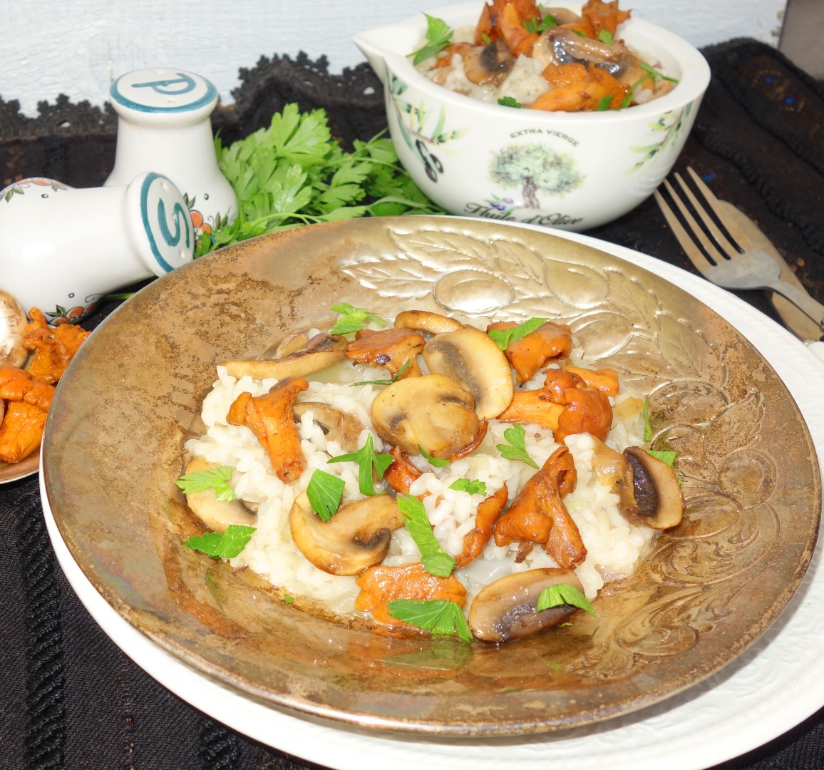 Sote de galbiori si ciuperci champignon pe pat de orez