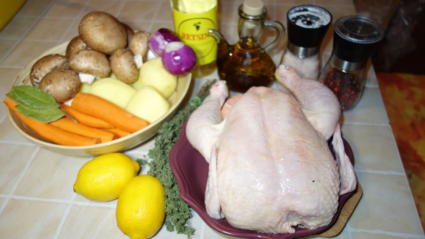 Pot roast, pui grecesc cu lamaie pe pat de legume gatit in cratita de fonta