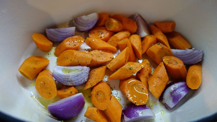 Pot roast, pui grecesc cu lamaie pe pat de legume gatit in cratita de fonta