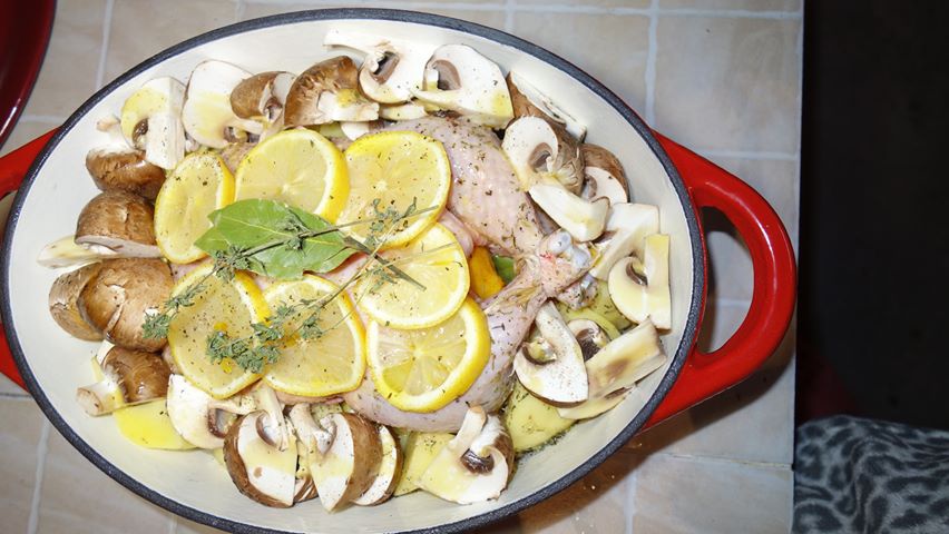 Pot roast, pui grecesc cu lamaie pe pat de legume gatit in cratita de fonta