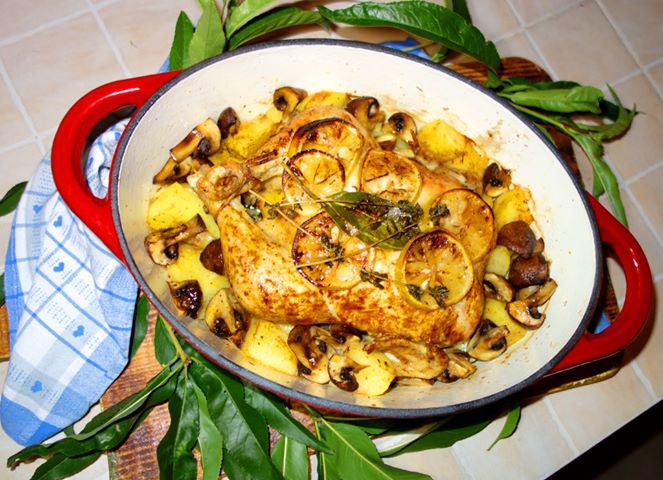 Pot roast, pui grecesc cu lamaie pe pat de legume gatit in cratita de fonta