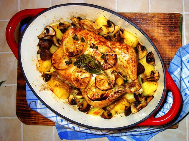Pot roast, pui grecesc cu lamaie pe pat de legume gatit in cratita de fonta
