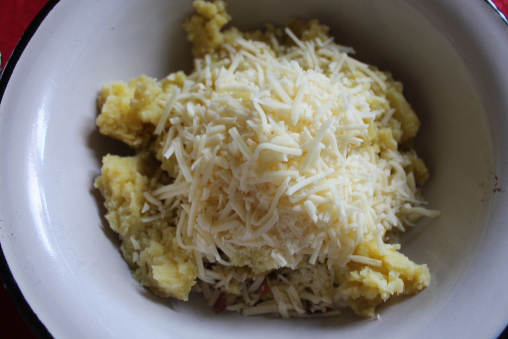 Musuroi de cartita din carne tocata, cartofi si bacon