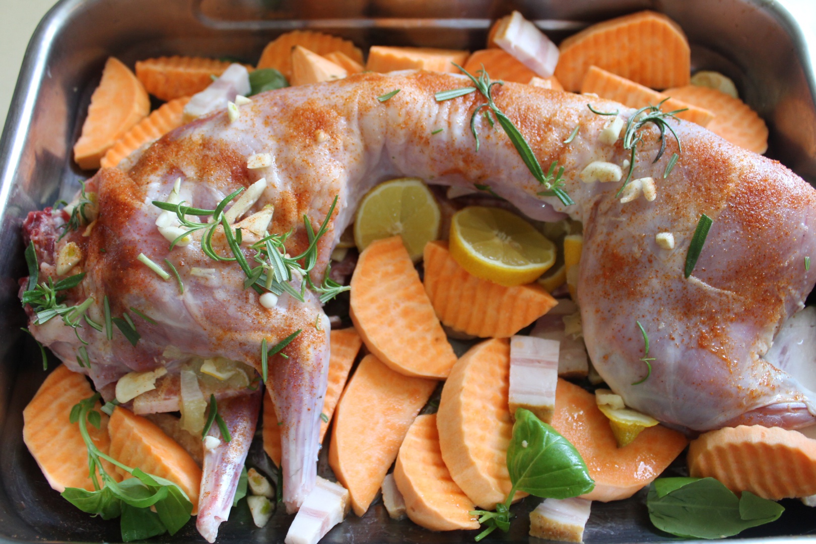 Iepure cu cartofi dulci, busuioc si rozmarin