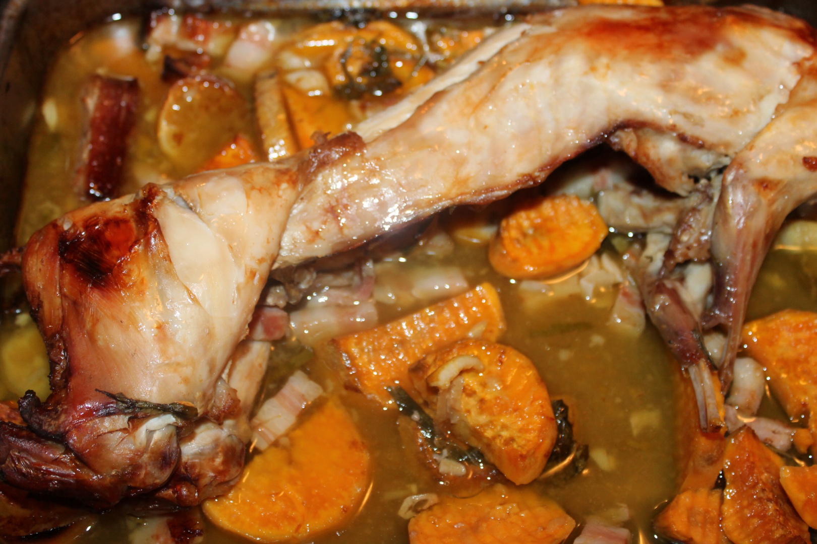 Iepure cu cartofi dulci, busuioc si rozmarin