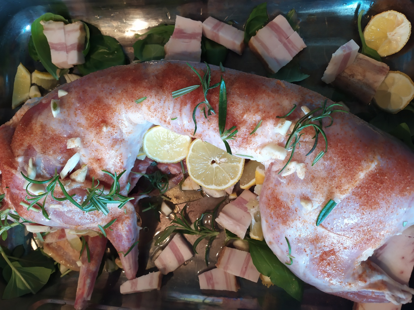 Iepure cu cartofi dulci, busuioc si rozmarin