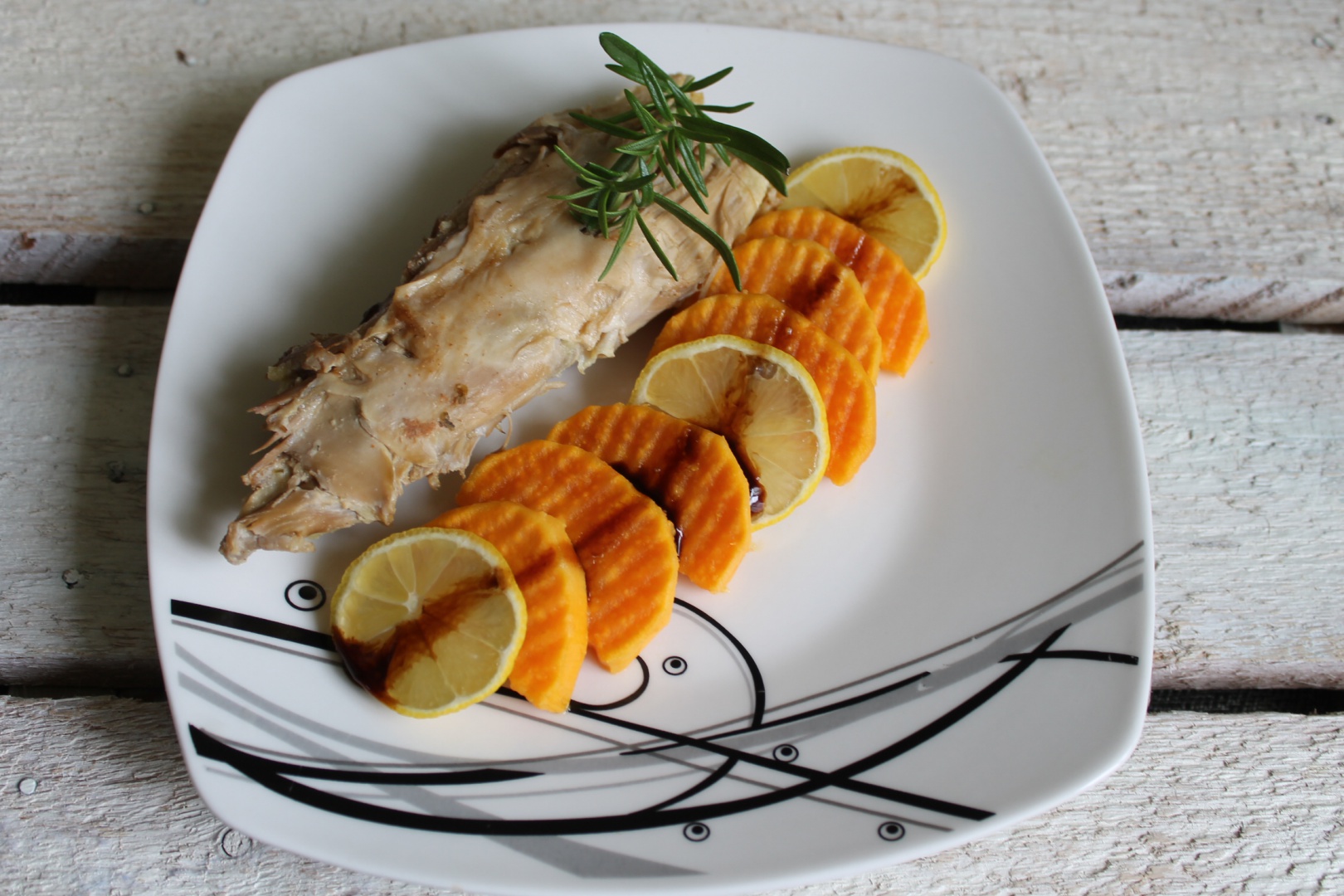 Iepure cu cartofi dulci, busuioc si rozmarin