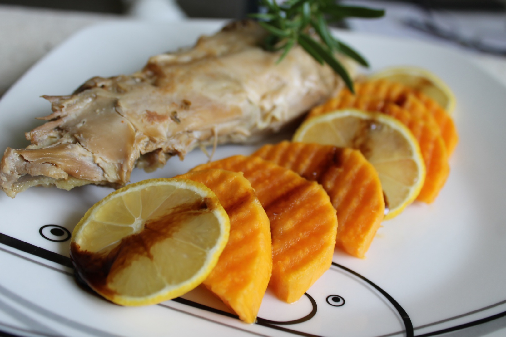 Iepure cu cartofi dulci, busuioc si rozmarin