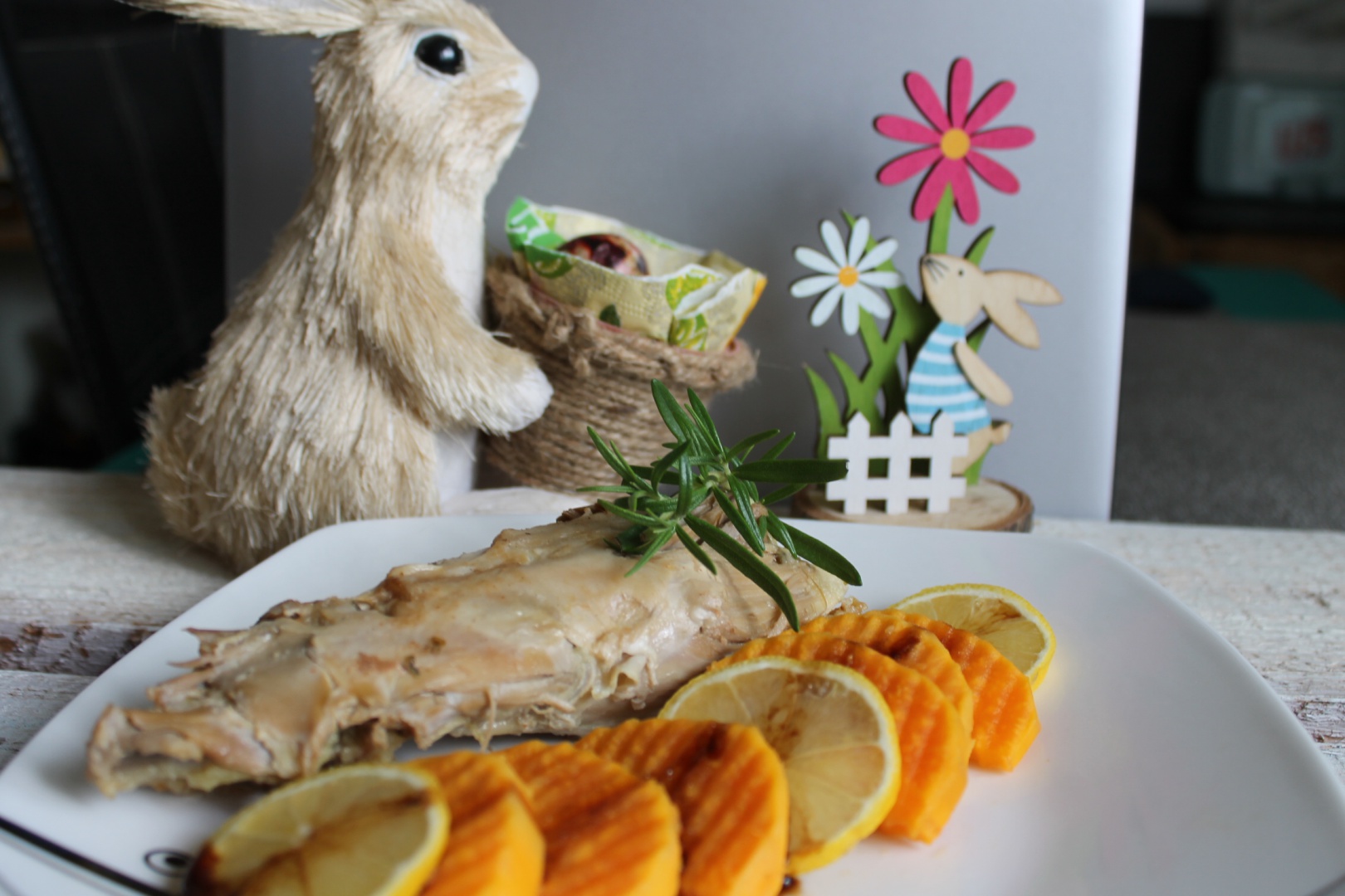 Iepure cu cartofi dulci, busuioc si rozmarin