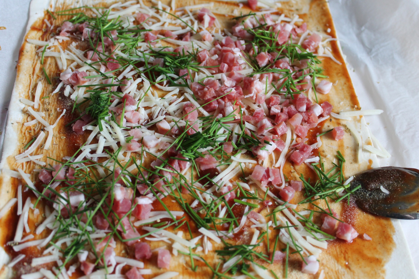 Rulouri cu sunca, cascaval si chives